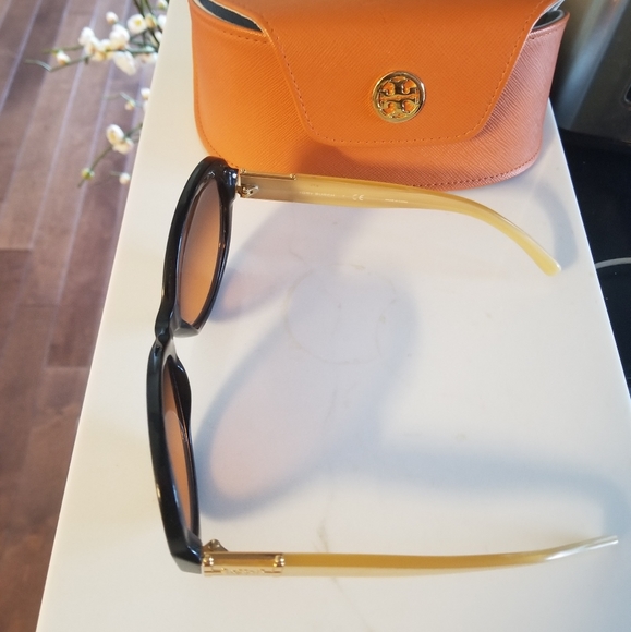 Tory Burch Sun glasses. - Picture 2 of 5